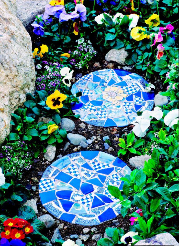 AD-Beautiful-DIY-Stepping-Stone-Ideas-To-Decorate-Your-Garden-02
