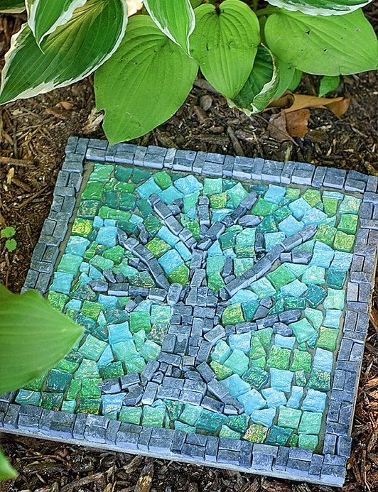 AD-Beautiful-DIY-Stepping-Stone-Ideas-To-Decorate-Your-Garden-15