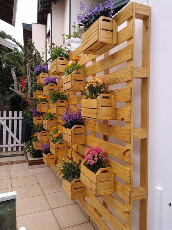 13-mix-and-match-baskets-full-of-blooms-vertical-gardens-homebnc