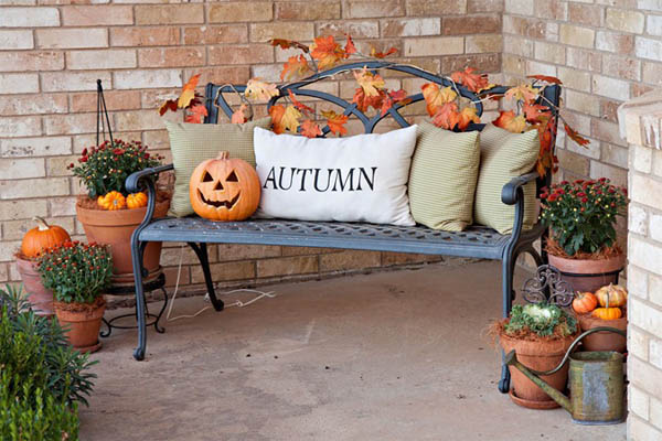 60-pretty-autumn-porch-decor-ideas-23