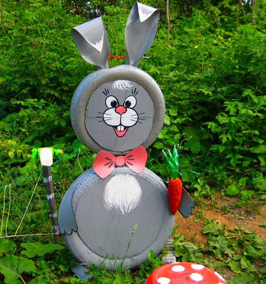cute-tire-rubbit-made-of-old-unwanted-tires-painted-grey-bunny-garden-decoration-upcycled-project