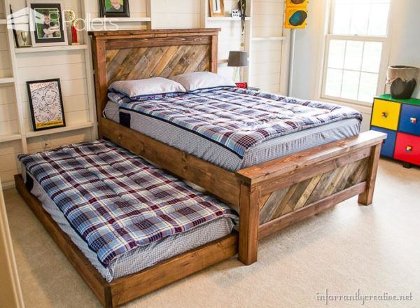 1001pallets-com-farmhouse-pallet-bed-with-rolling-trundle-600x440