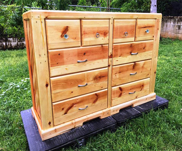 sturdy-chest-of-drawers-made-from-pallets