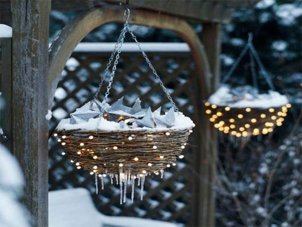 02-hanging-lighted-christmas-flower-basket-decoration-homebnc-768x5762x