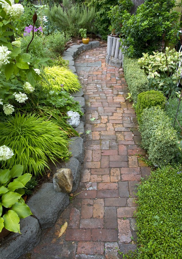 Brilliant DIY Garden Decor Ideas With Old Bricks To Save Your Money