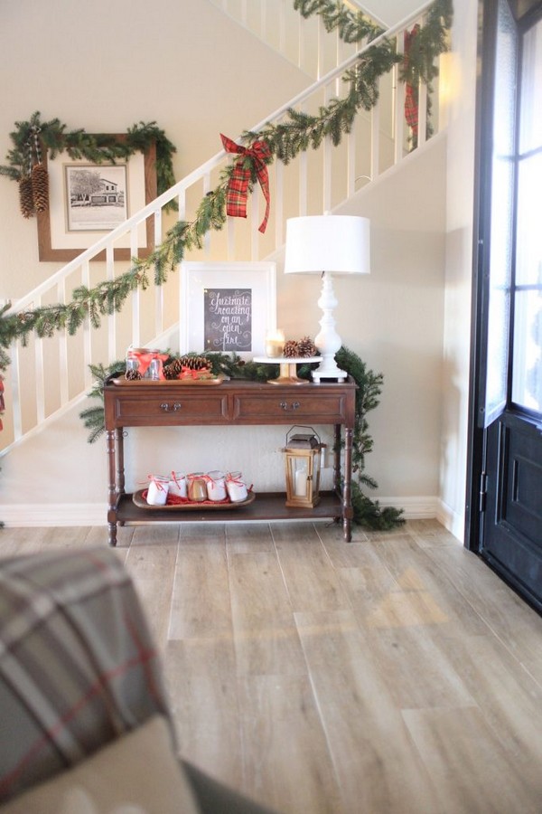 Great Christmas Entryway Ideas And Decor Tips To Make It Look Inviting