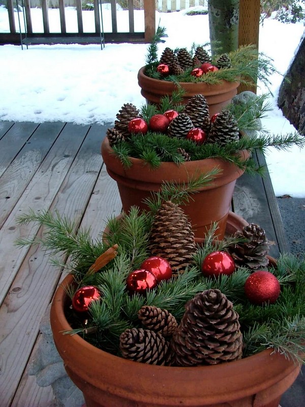 Festive Outdoor Holiday Planter Ideas To Decorate Your Front Porch For